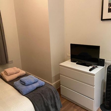 Notting Hill Next Door Bedroom In The Share Flat ลอนดอน ภายนอก รูปภาพ