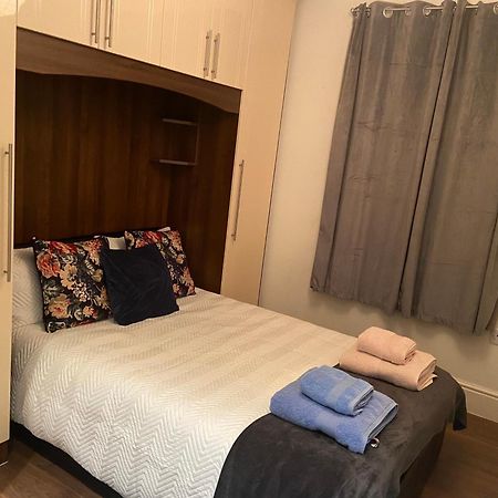 Notting Hill Next Door Bedroom In The Share Flat ลอนดอน ภายนอก รูปภาพ