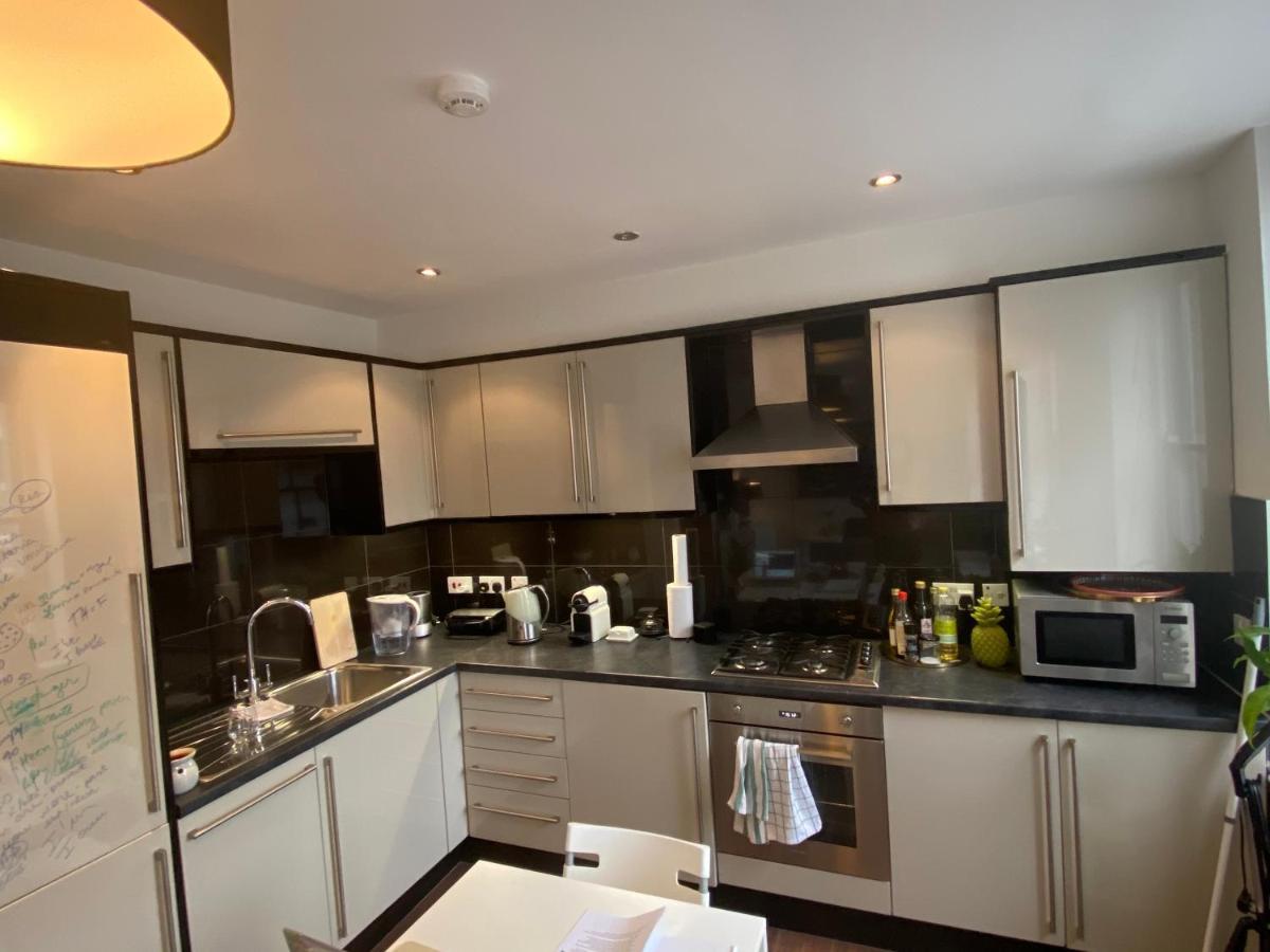 Notting Hill Next Door Bedroom In The Share Flat ลอนดอน ภายนอก รูปภาพ
