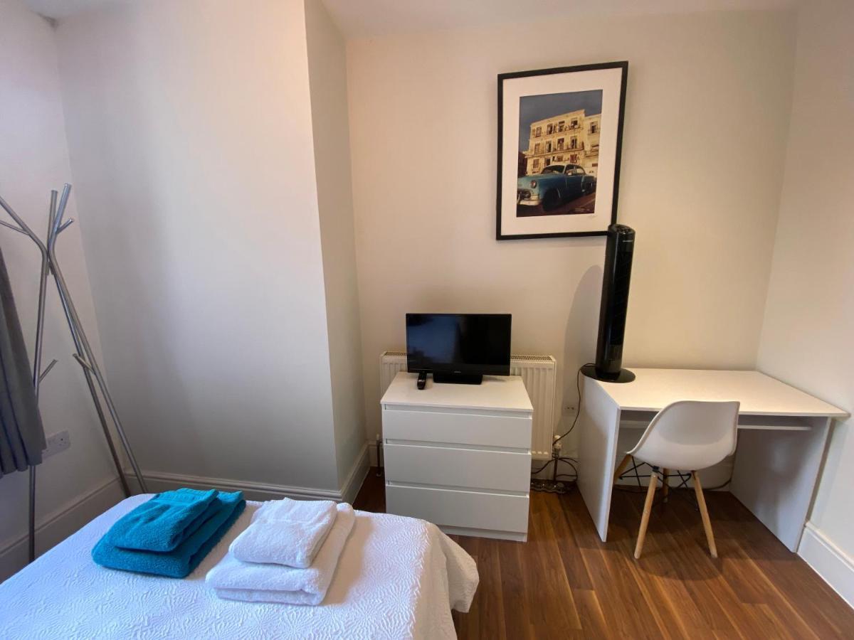 Notting Hill Next Door Bedroom In The Share Flat ลอนดอน ภายนอก รูปภาพ