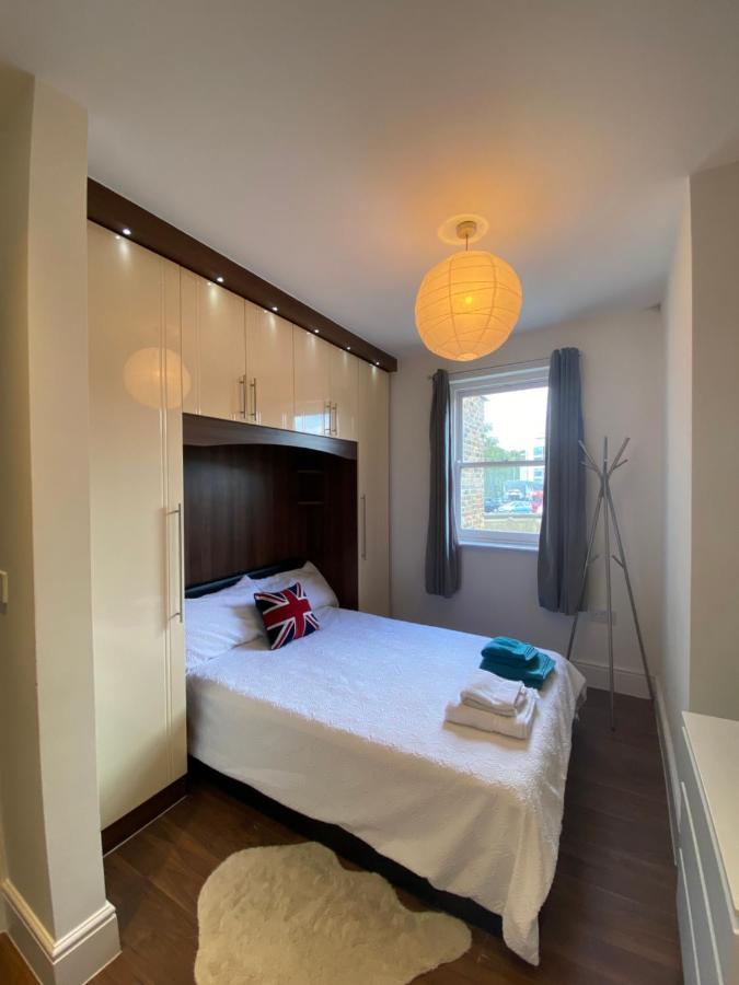 Notting Hill Next Door Bedroom In The Share Flat ลอนดอน ภายนอก รูปภาพ