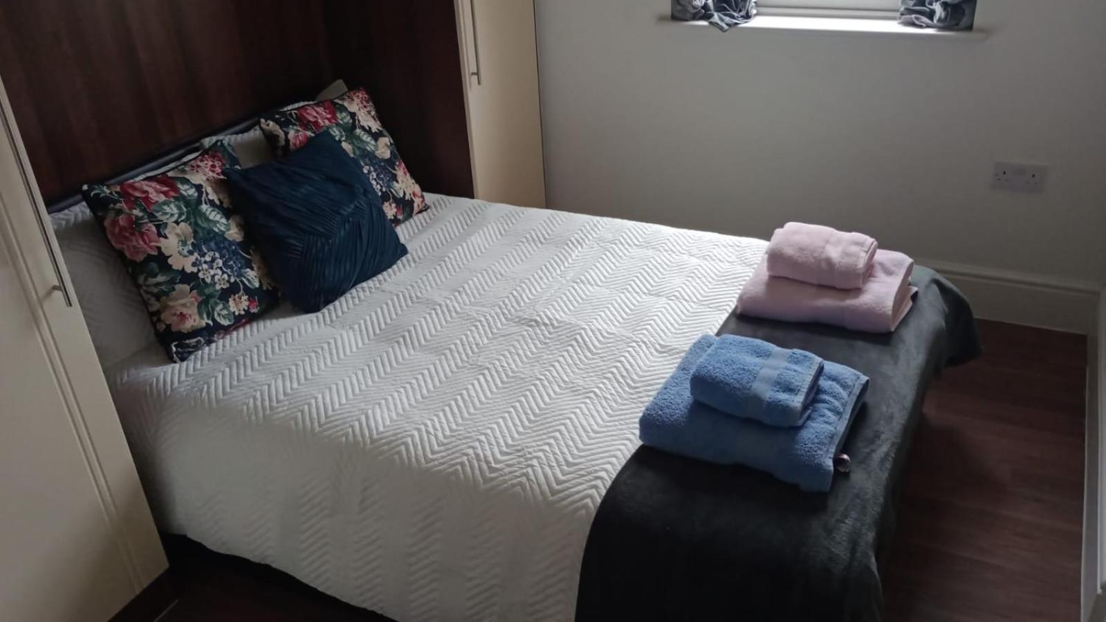 Notting Hill Next Door Bedroom In The Share Flat ลอนดอน ภายนอก รูปภาพ