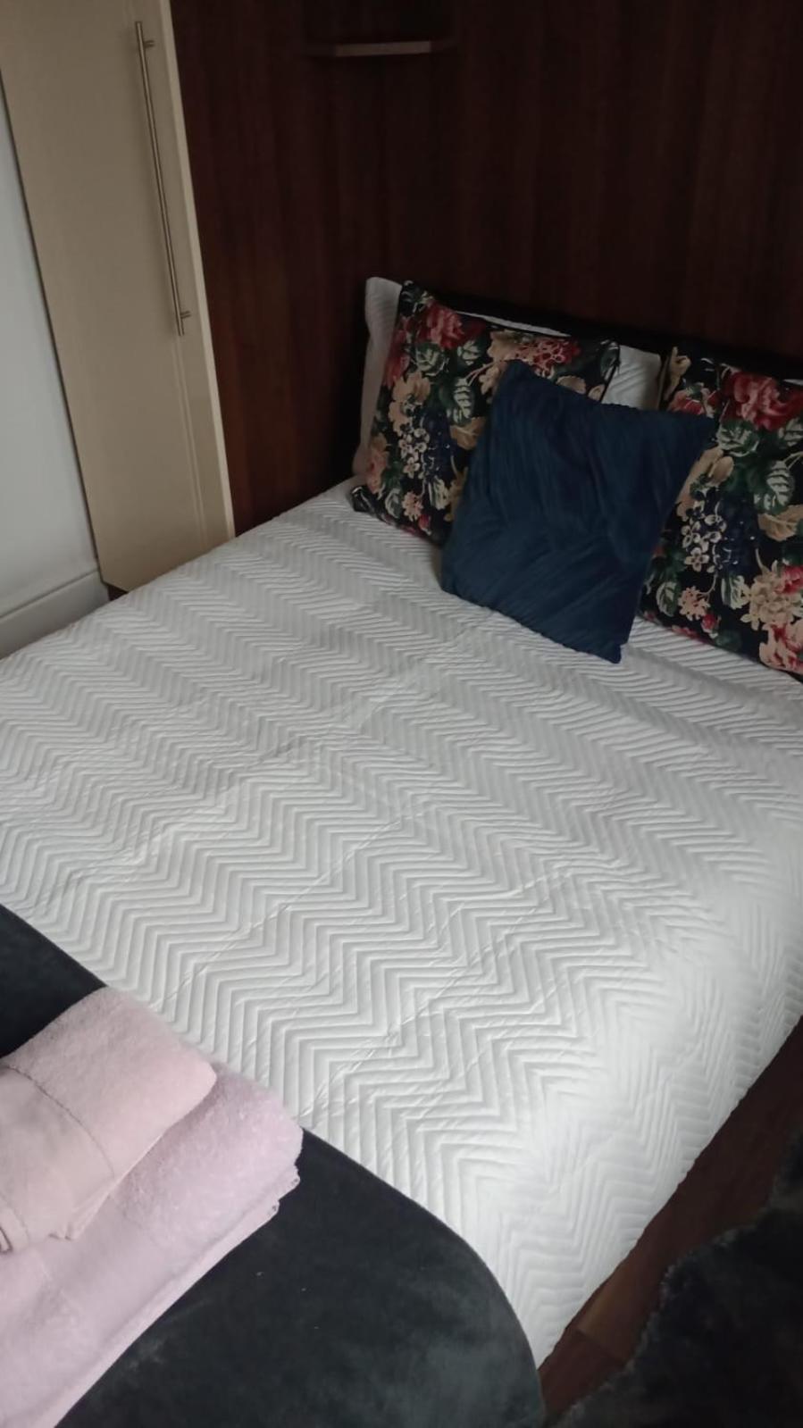 Notting Hill Next Door Bedroom In The Share Flat ลอนดอน ภายนอก รูปภาพ