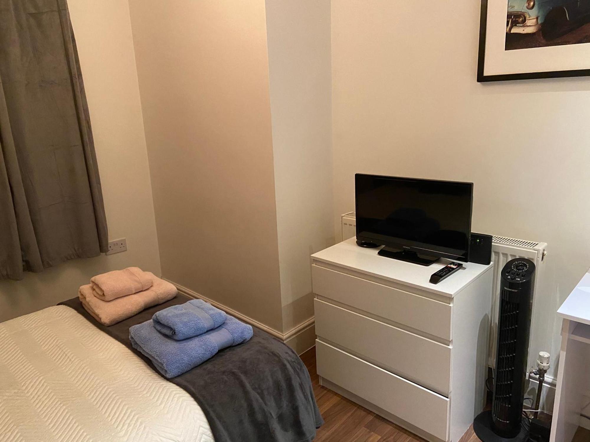 Notting Hill Next Door Bedroom In The Share Flat ลอนดอน ภายนอก รูปภาพ