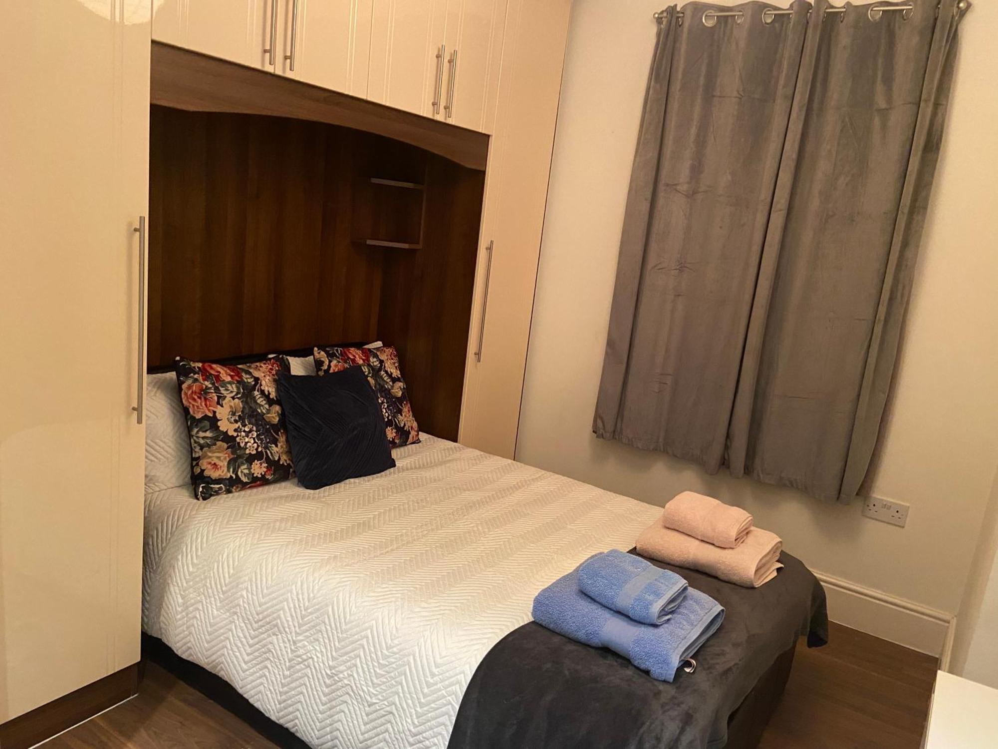 Notting Hill Next Door Bedroom In The Share Flat ลอนดอน ภายนอก รูปภาพ